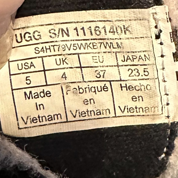 UGG boots Patent Leather Rain Boots zippered sides - Black w/ bow in back - Picture 4 of 4